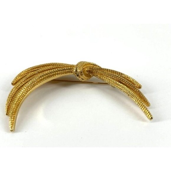 Monet Gold Crest Brooch - Picture 6 of 14